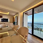 Ocean Horizon Apartment *
